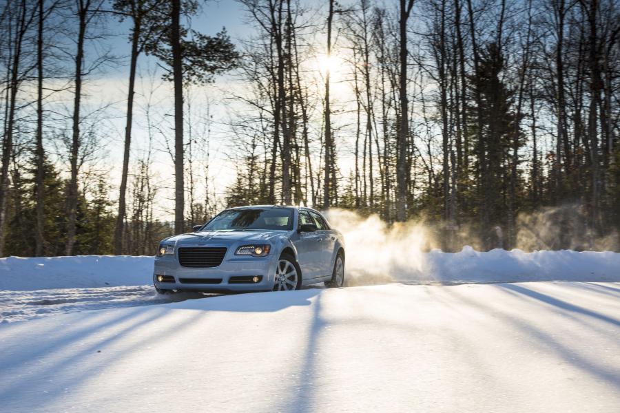  Chrysler 300C Glacier Edition 2013 года  (фото 14 из 31)